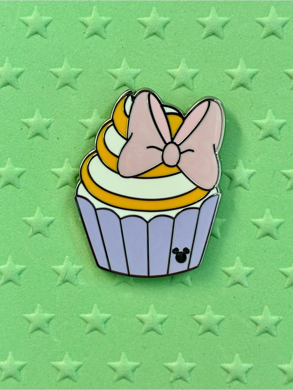 Walt Disney World 2026 Wave A Daisy Duck Cupcake Mystery Pouch Pin